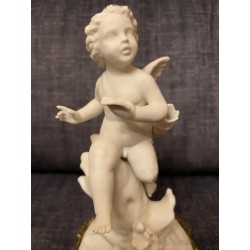Figura Antigua de Querubín en Biscuit sobre Peana Dorada - Escultura Decorativa