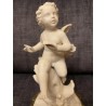 Figura Antigua de Querubín en Biscuit sobre Peana Dorada - Escultura Decorativa