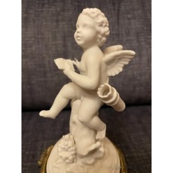 Figura Antigua de Querubín en Biscuit sobre Peana Dorada - Escultura Decorativa