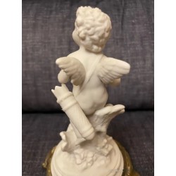 Figura Antigua de Querubín en Biscuit sobre Peana Dorada - Escultura Decorativa