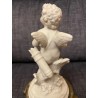 Figura Antigua de Querubín en Biscuit sobre Peana Dorada - Escultura Decorativa