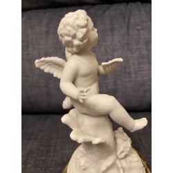 Figura Antigua de Querubín en Biscuit sobre Peana Dorada - Escultura Decorativa
