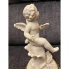 Figura Antigua de Querubín en Biscuit sobre Peana Dorada - Escultura Decorativa