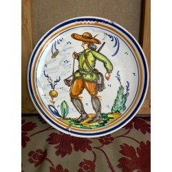 Plato Decorativo de Cerámica con Cazador - Talavera o Puente del Arzobispo Vintage