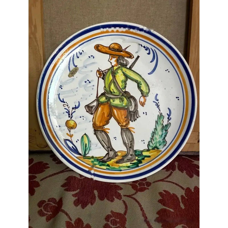 Plato Decorativo de Cerámica con Cazador - Talavera o Puente del Arzobispo Vintage