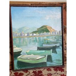 Oleo Vintage - Paisaje Costero con Barcas y Montaña en Tonos Verdes