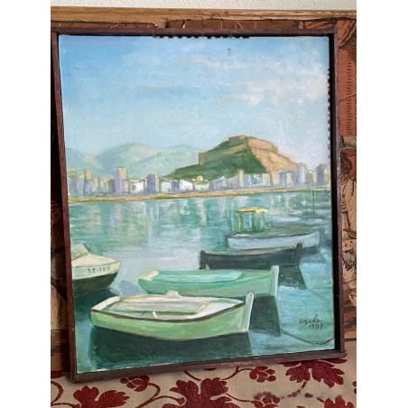 Oleo Vintage - Paisaje Costero con Barcas y Montaña en Tonos Verdes