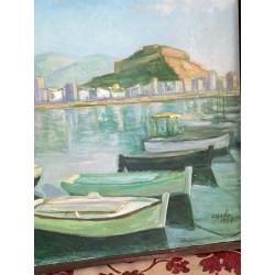Oleo Vintage - Paisaje Costero con Barcas y Montaña en Tonos Verdes