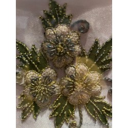 Bordado enmarcado floral en elegante marco dorado