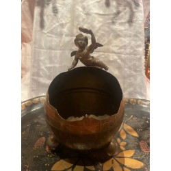 Cenicero Antiguo de Bronce con Querubín - Amorcillo sobre Esfera Decorativa