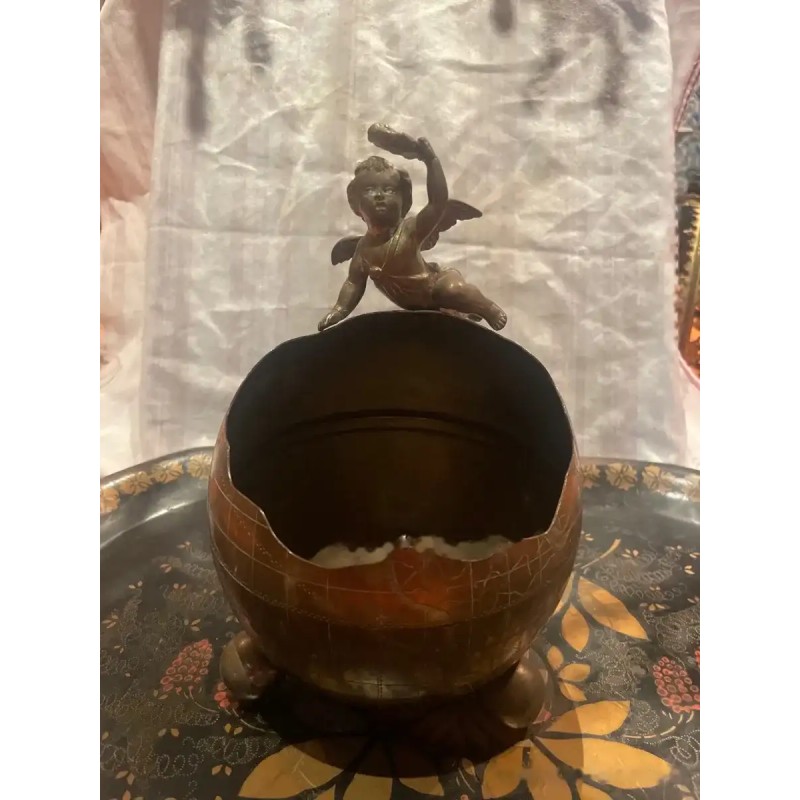 Cenicero Antiguo de Bronce con Querubín - Amorcillo sobre Esfera Decorativa