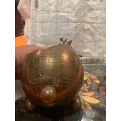 Cenicero Antiguo de Bronce con Querubín - Amorcillo sobre Esfera Decorativa