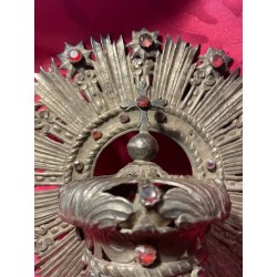 Corona de Plata con Resplandor y Pedrería Roja - Joya Religiosa para Imagen Mariana