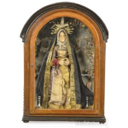 Virgen Dolorosa vestidera en hornacina de madera