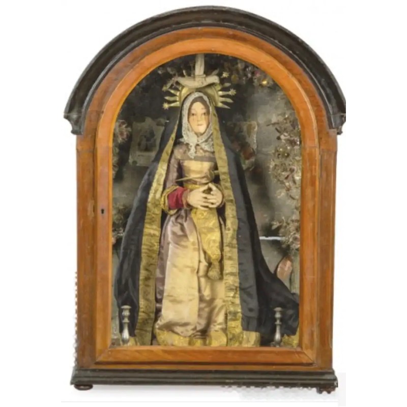 Virgen Dolorosa vestidera en hornacina de madera Virgen Dolorosa vestidera en hornacina de madera