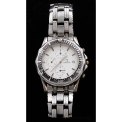 Reloj Omega con esfera blanca, mecanismo de cuarzo y calendario a las tres