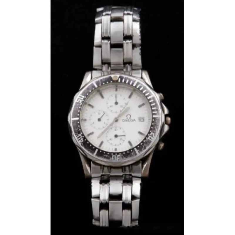 Reloj Omega con esfera blanca, mecanismo de cuarzo y calendario a las tres Reloj Omega con esfera blanca, mecanismo de cuarzo y calendario a las tres