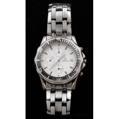 Reloj Omega con esfera blanca, mecanismo de cuarzo y calendario a las tres