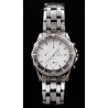 Reloj Omega con esfera blanca, mecanismo de cuarzo y calendario a las tres