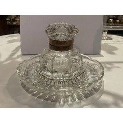 Tintero Antiguo de Cristal Tallado con Anillo de Bronce - Pieza de Escritorio Vintage