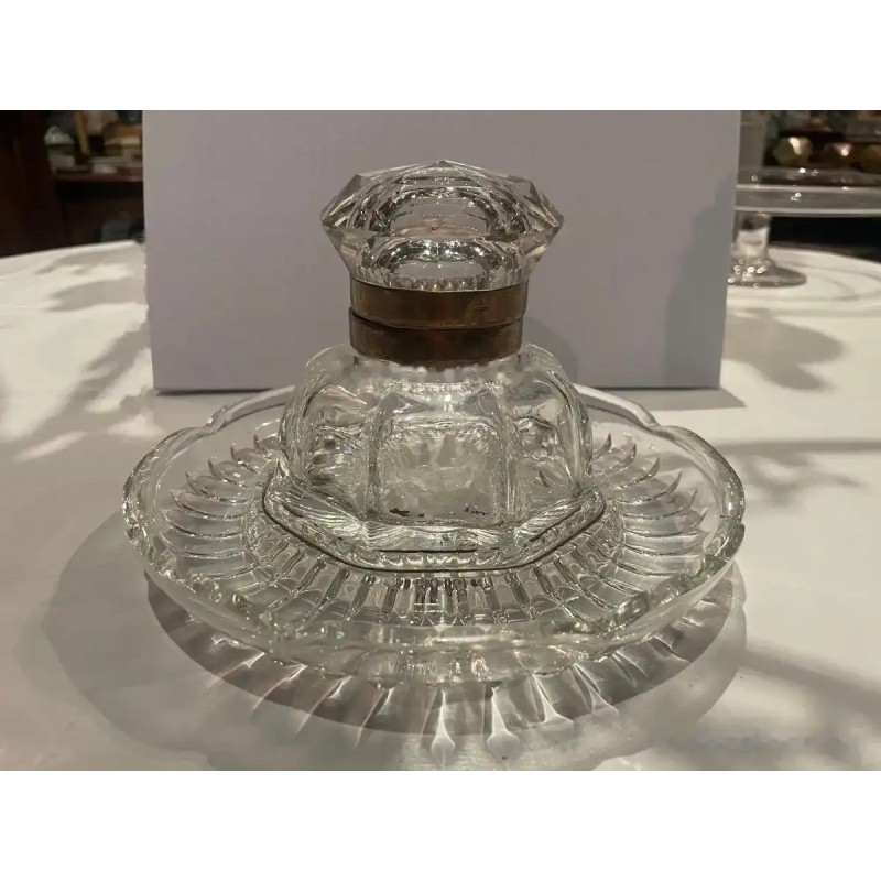 Tintero Antiguo de Cristal Tallado con Anillo de Bronce - Pieza de Escritorio Vintage