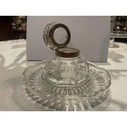 Tintero Antiguo de Cristal Tallado con Anillo de Bronce - Pieza de Escritorio Vintage