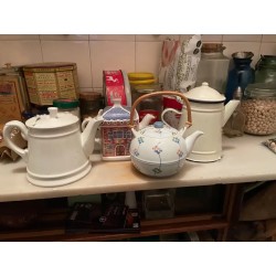 Conjunto de Cuatro Teteras Vintage - Colección de Porcelana y Cerámica Decorativa