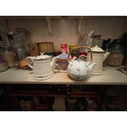 Conjunto de Cuatro Teteras Vintage - Colección de Porcelana y Cerámica Decorativa
