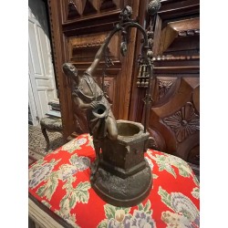 Escultura Antigua Mujer en Pozo - Figura Decorativa Bronce Estilo Vintage
