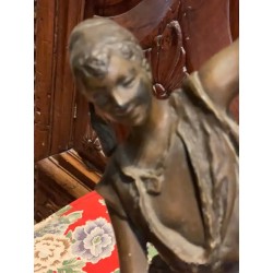 Escultura Antigua Mujer en Pozo - Figura Decorativa Bronce Estilo Vintage