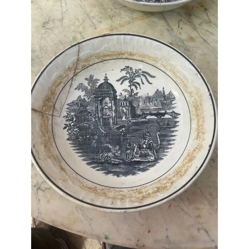 Plato Antiguo de Cerámica de la Cartuja con Escena Histórica en Blanco y Negro Plato Antiguo de Cerámica de la Cartuja con Escena Histórica en Blanco y Negro