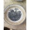 Plato Antiguo de Cerámica de la Cartuja con Escena Histórica en Blanco y Negro