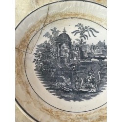 Plato Antiguo de Cerámica de la Cartuja con Escena Histórica en Blanco y Negro