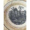 Plato Antiguo de Cerámica de la Cartuja con Escena Histórica en Blanco y Negro