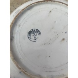 Plato Antiguo de Cerámica de la Cartuja con Escena Histórica en Blanco y Negro