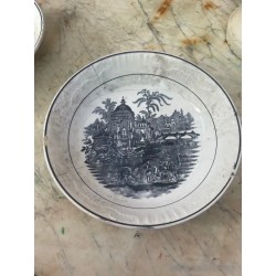 Plato Decorativo de Cerámica de la Cartuja con Paisaje en Blanco y Negro