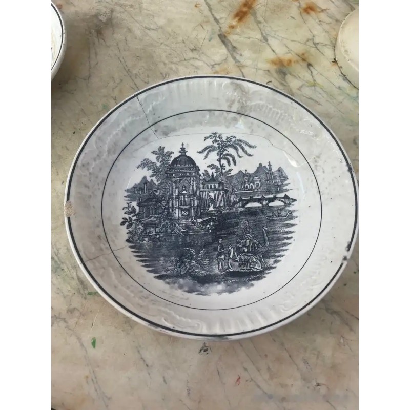 Plato Decorativo de Cerámica de la Cartuja con Paisaje en Blanco y Negro Plato Decorativo de Cerámica de la Cartuja con Paisaje en Blanco y Negro