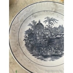 Plato Decorativo de Cerámica de la Cartuja con Paisaje en Blanco y Negro
