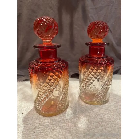 Par de Frascos de Cristal Baccarat con Degradé en Tonos Rojos - Pieza de Colección