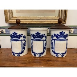 Conjunto de Tres Tarros de Farmacia Antiguos - Cerámica Blanca con Decoración Heráldica en Azul