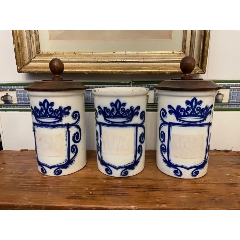 Conjunto de Tres Tarros de Farmacia Antiguos - Cerámica Blanca con Decoración Heráldica en Azul Conjunto de Tres Tarros de Farmacia Antiguos - Cerámica Blanca con Decoración Heráldica en Azul