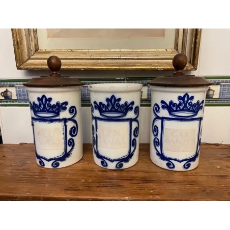 Conjunto de Tres Tarros de Farmacia Antiguos - Cerámica Blanca con Decoración Heráldica en Azul