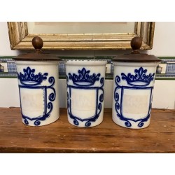 Conjunto de Tres Tarros de Farmacia Antiguos - Cerámica Blanca con Decoración Heráldica en Azul