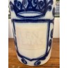 Conjunto de Tres Tarros de Farmacia Antiguos - Cerámica Blanca con Decoración Heráldica en Azul