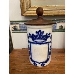 Conjunto de Tres Tarros de Farmacia Antiguos - Cerámica Blanca con Decoración Heráldica en Azul