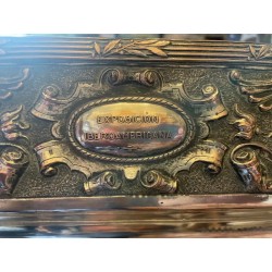 Obra Maestra Decorativa - Bandeja Repujada de la Emblemática Plaza de España en Sevilla