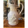 Jarra de Porcelana Victoriana con Relieve Clásico - Pieza de Colección Inglesa