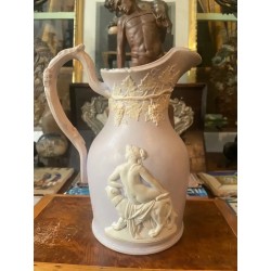 Jarra de Porcelana Victoriana con Relieve Clásico - Pieza de Colección Inglesa