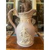Jarra de Porcelana Victoriana con Relieve Clásico - Pieza de Colección Inglesa