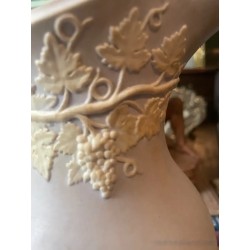 Jarra de Porcelana Victoriana con Relieve Clásico - Pieza de Colección Inglesa